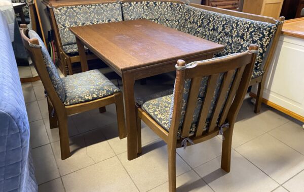 357 rohová dubová lavice 150x190cm ,rozkládací stůl a dvě židle za 4870Kč