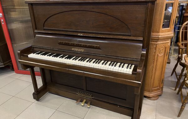 823 Piano zn.Bonhard ,velmi slušný stav 143x68x135cm za 9840kč+ židle za 840Kč